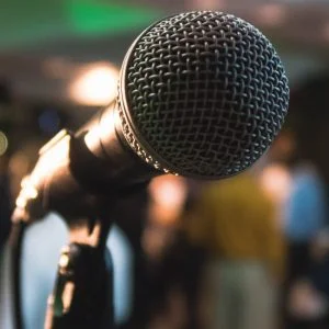 Micrófono profesional en alquiler en Panamá, con o sin cable – SK Events