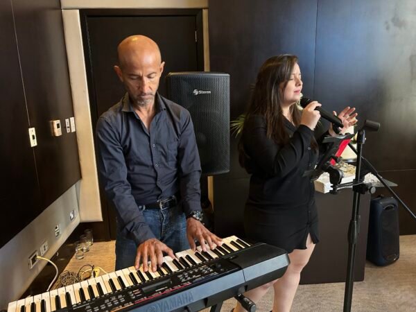 Cantante y tecladista en evento en Panamá ofreciendo música en vivo