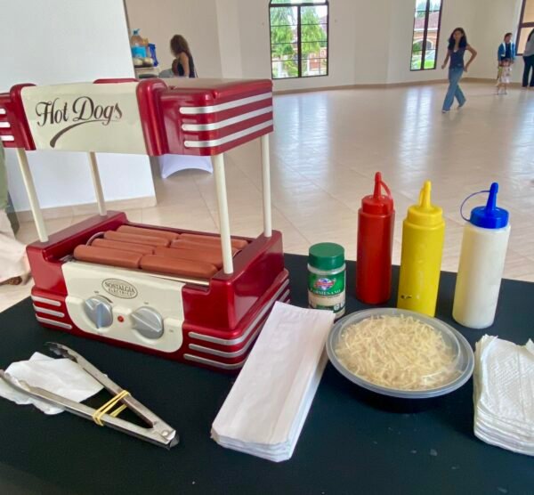 Máquina de hot dogs para eventos en Panamá con operador y 30 porciones – SK Events