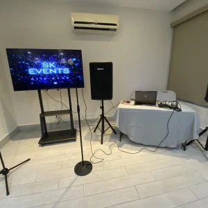 Karaoke para eventos en Panamá con luces y pantalla – SK Events